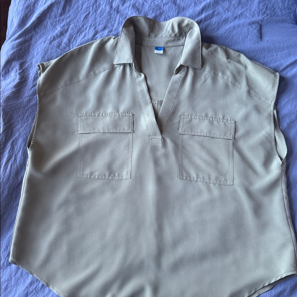 Like new old navy blouse. Worn once.